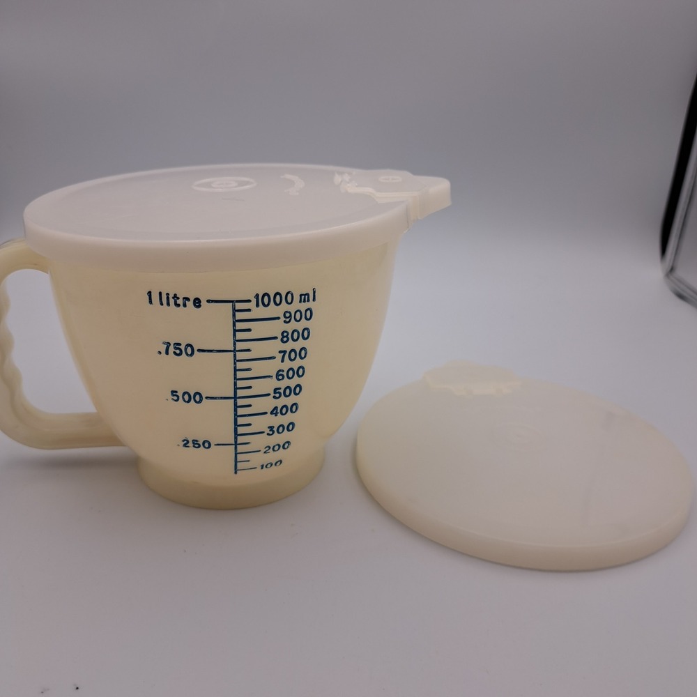 Tupperware Mix N Store Measuring Cup With 2 Lids 4 Cup Capacity